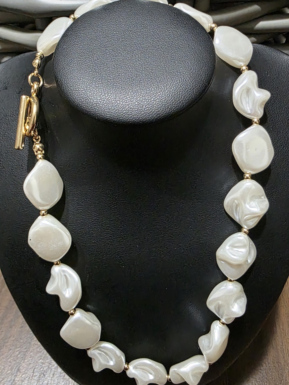 Classic Baroque Pearl-Effect Beaded Necklace